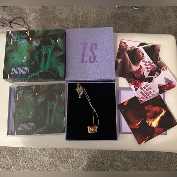 Taylor Swift | Media | Taylor Swift Life Of A Showgirl Its Rapturous ...